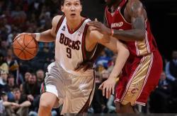 开云体育官网-76人完胜深圳队，易建联扛起全队