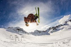 开云平台-街道上的红牛与绿茵场的红蓝—极限压哨的艺术