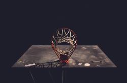 开云体育中国官网-孤胆英雄与团队铁壁，字母哥力克开拓者，诠释现代篮球的胜利哲学