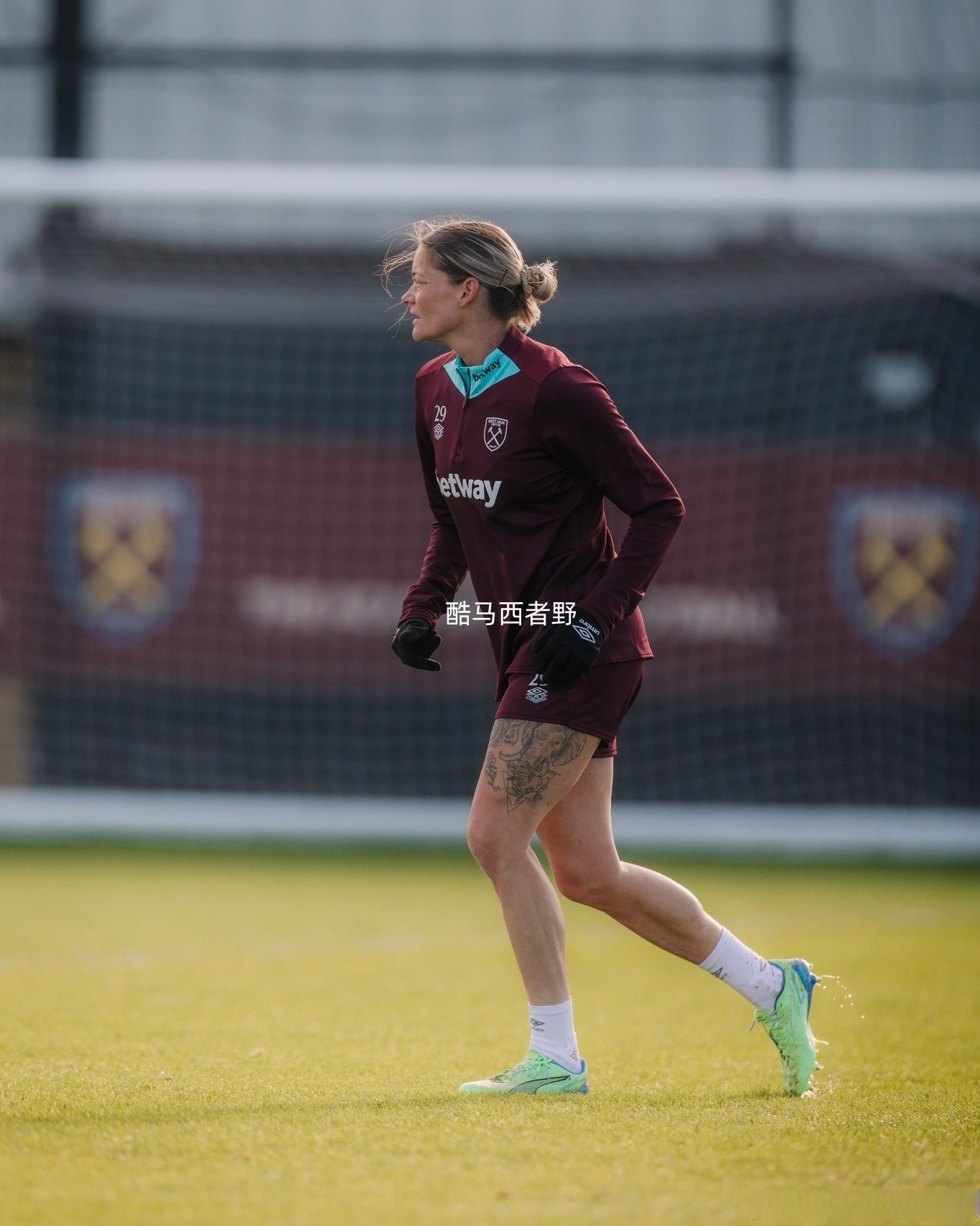 包含巴布亚新几内亚女足后卫技术娴熟，表现出色的词条