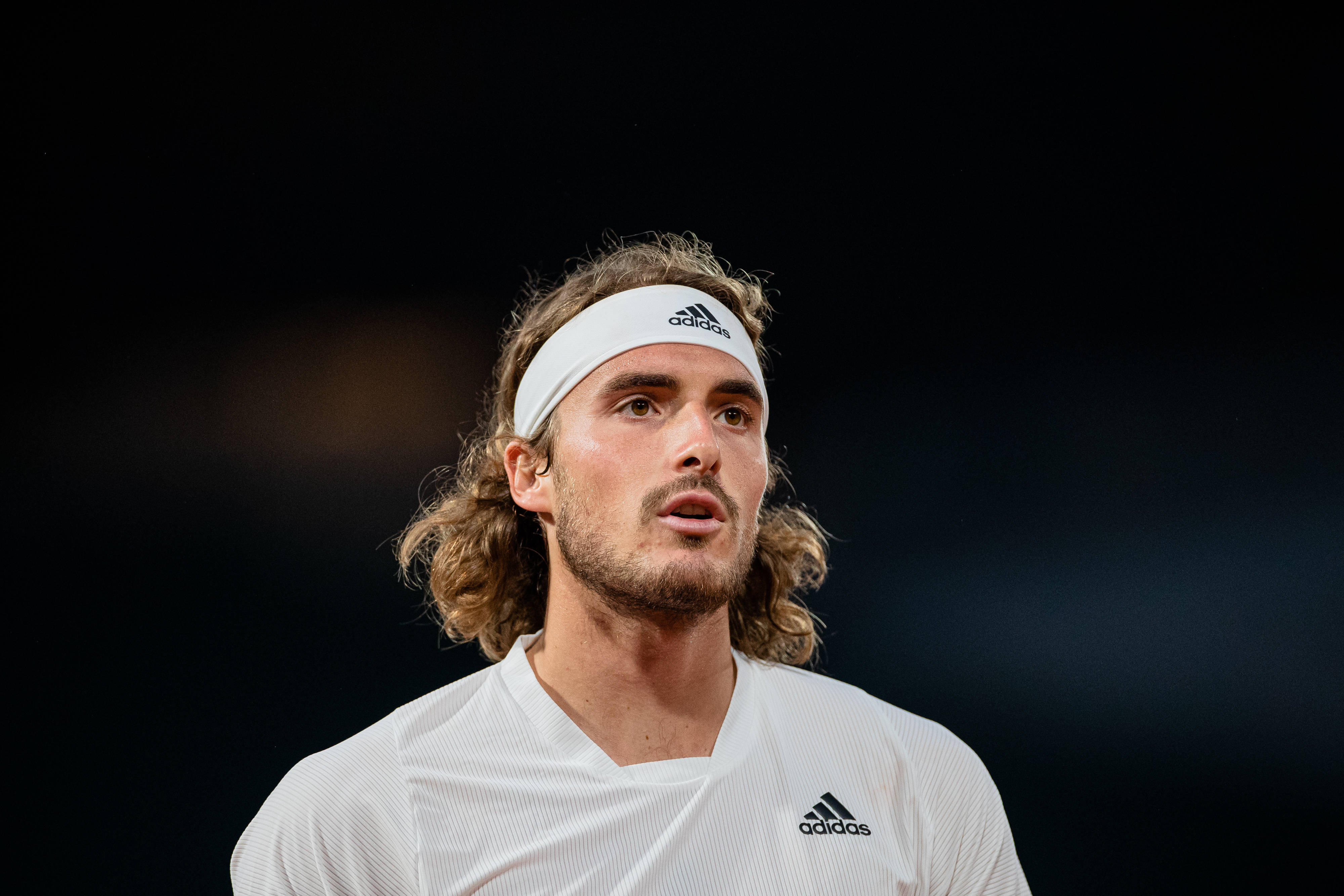 包含德国网球队强势意大利网球队，西西帕斯统治全场的词条