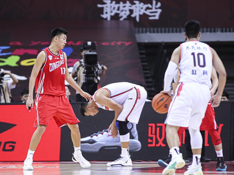 76人完胜深圳队，易建联扛起全队