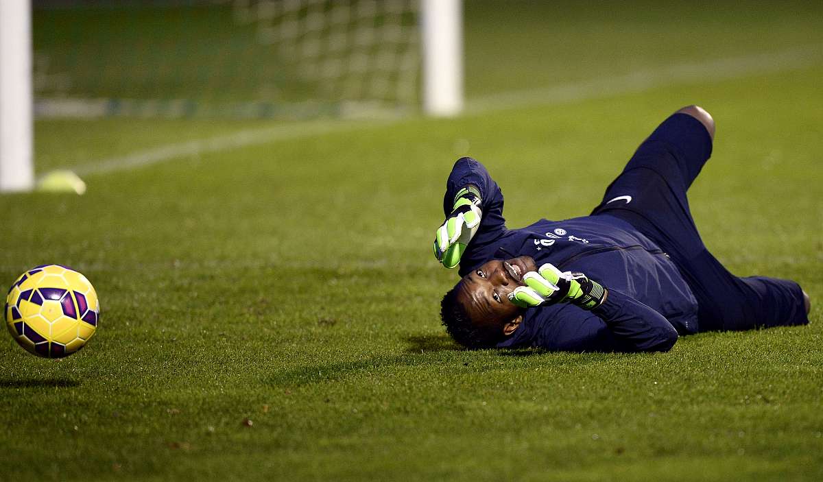 包含足球比赛中面对困难，球员们展现顽强的意志的词条