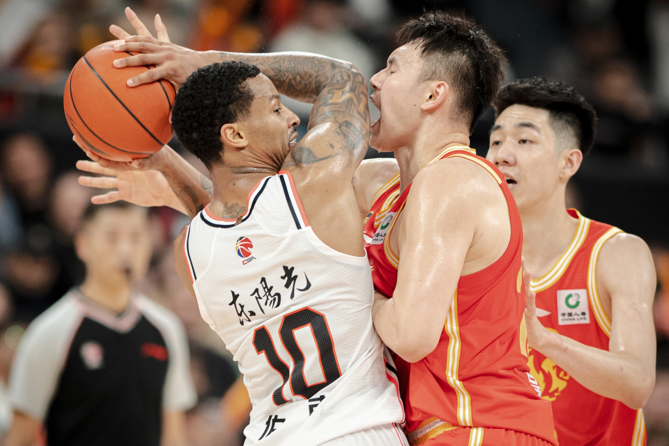 球场之战:两支实力强劲的球队将在场上交锋的简单介绍 球场之战:两支实力强劲的球队将在场上交锋的简单介绍