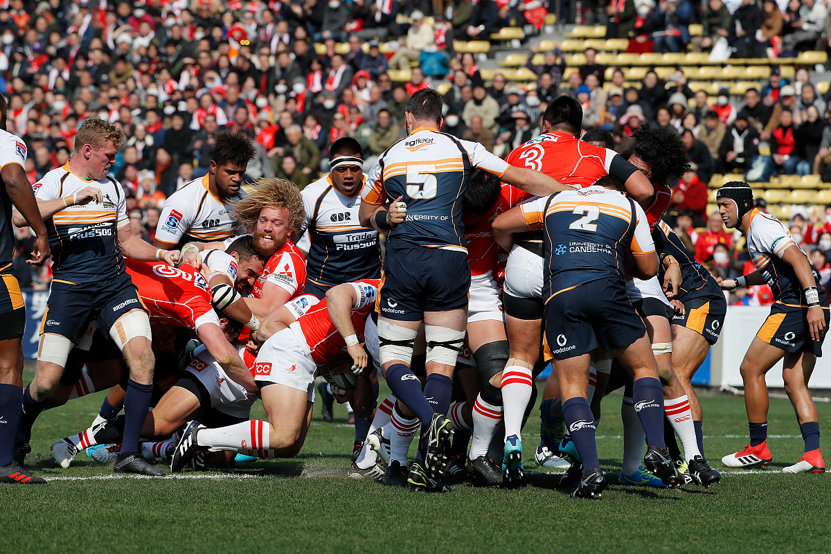 包含意大利足球场上的纷争不断升级的词条