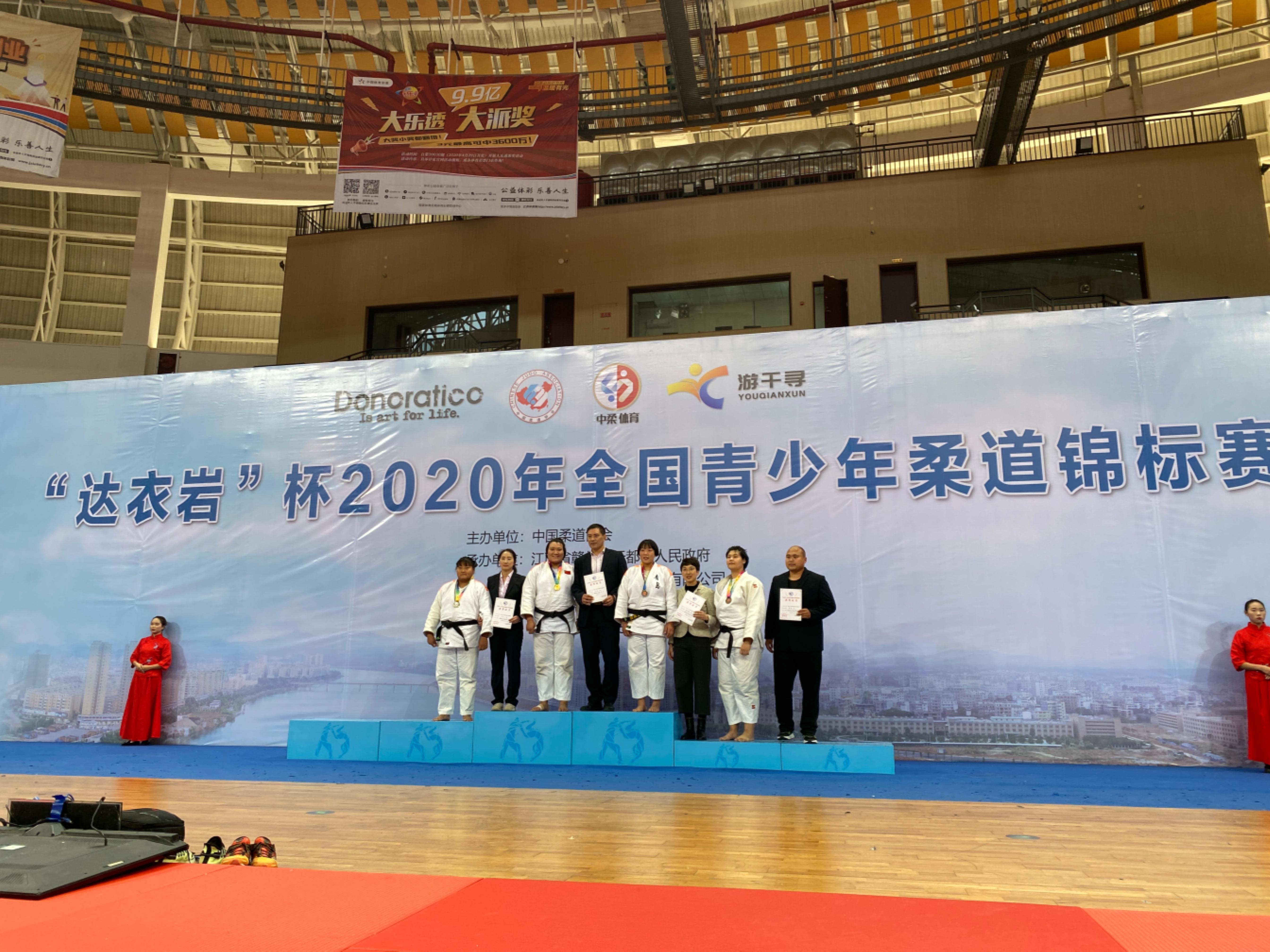 柔道选手精湛技艺,英勇夺冠 柔道选手精湛技艺,英勇夺冠