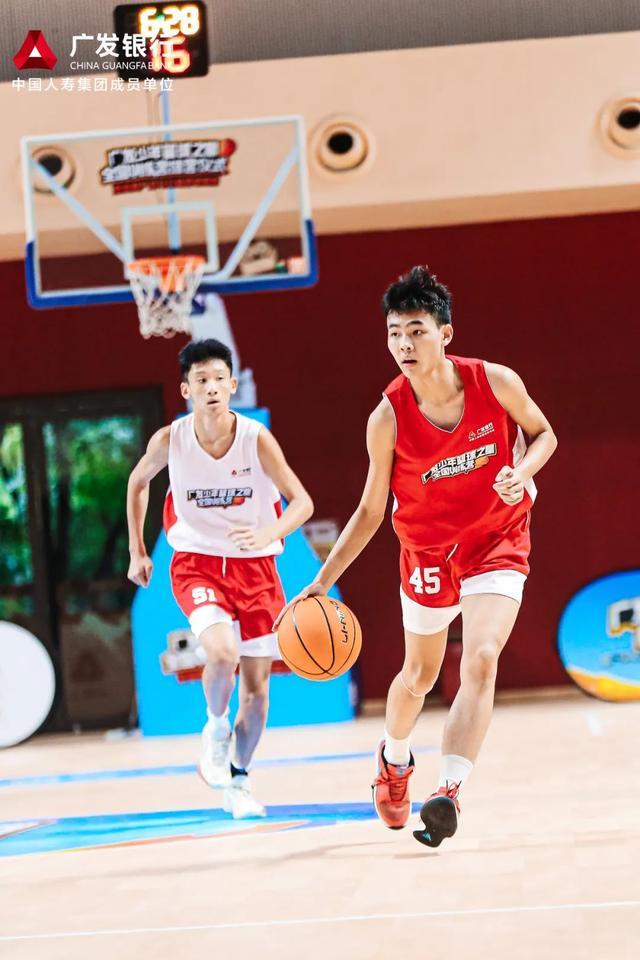 篮球少年获邀参加明星训练营