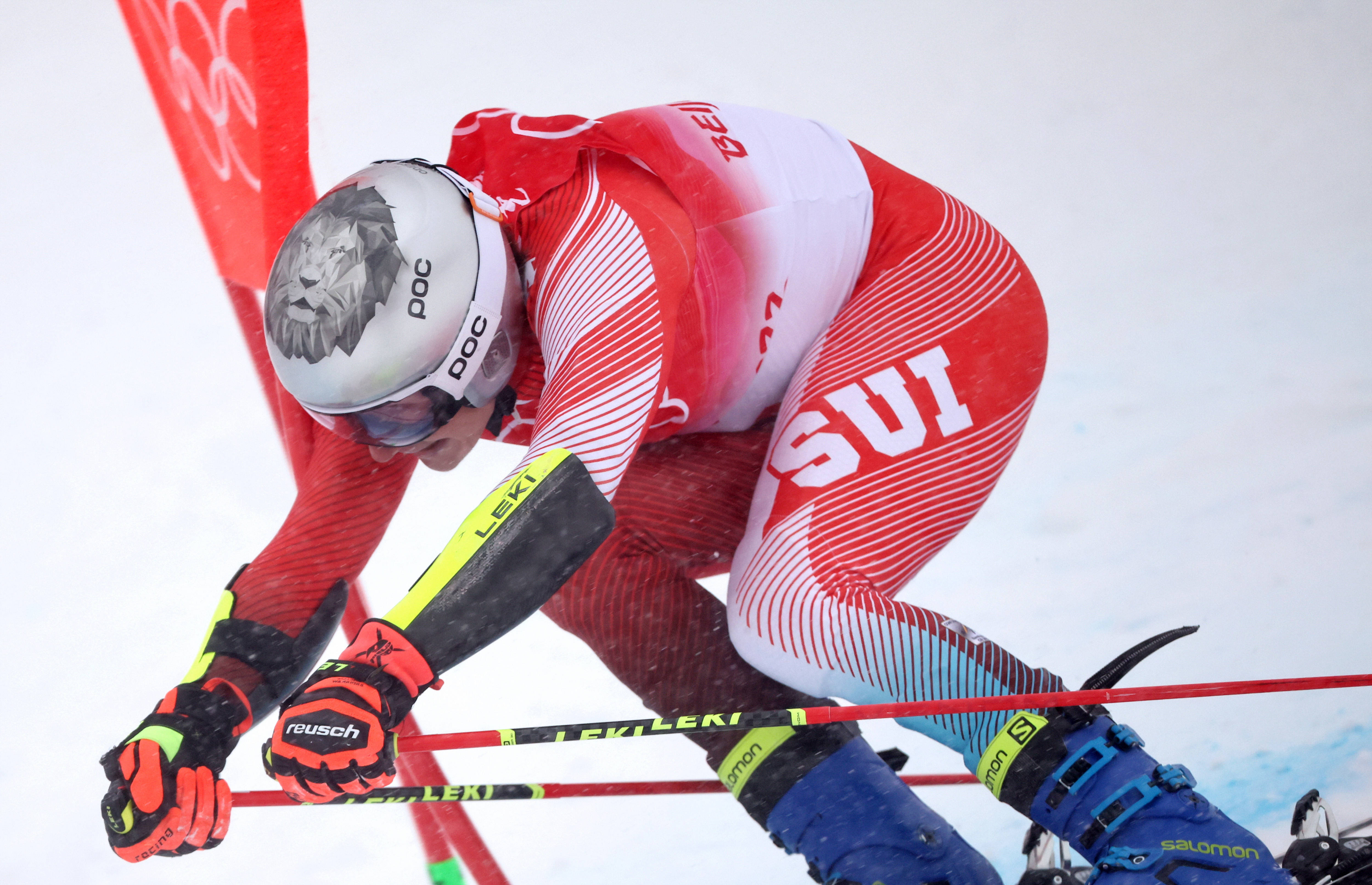 瑞士运动员在高山滑雪比赛中赢得金牌
