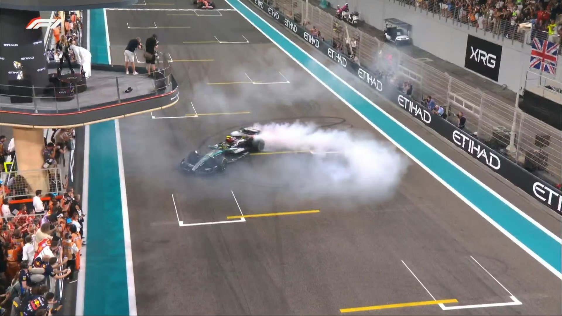 关于梅赛德斯完胜雷诺车队，汉密尔顿统治全场的信息