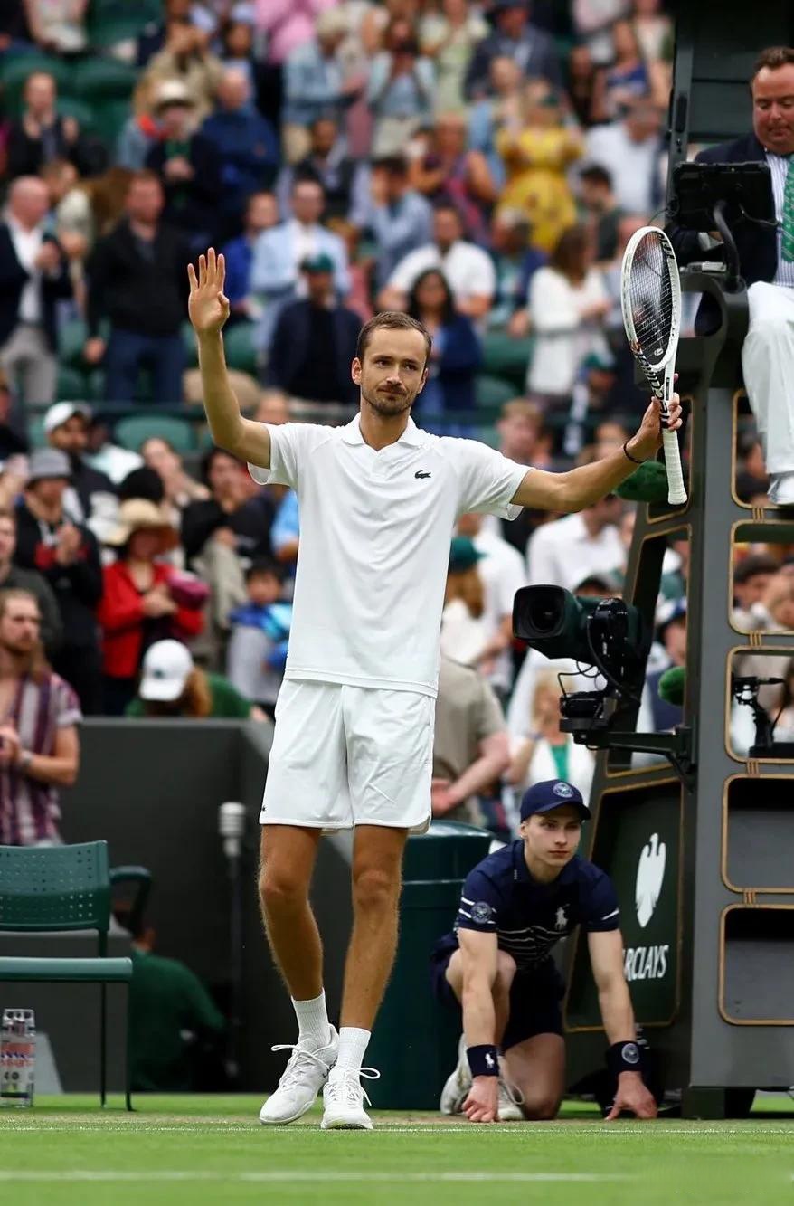 英国网球队险胜澳大利亚网球队，梅德韦杰夫绝境逆转的简单介绍