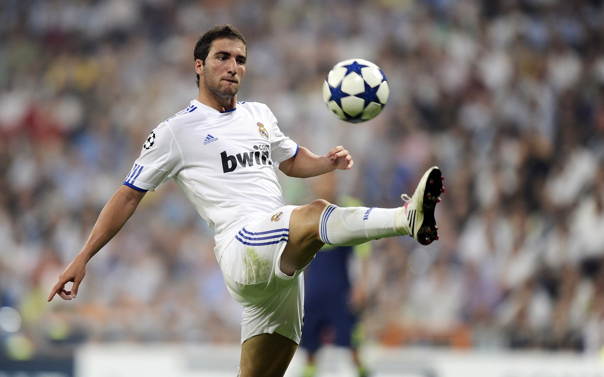 三笘薰单节爆发引燃马赛,闪电战击溃乌拉圭防线